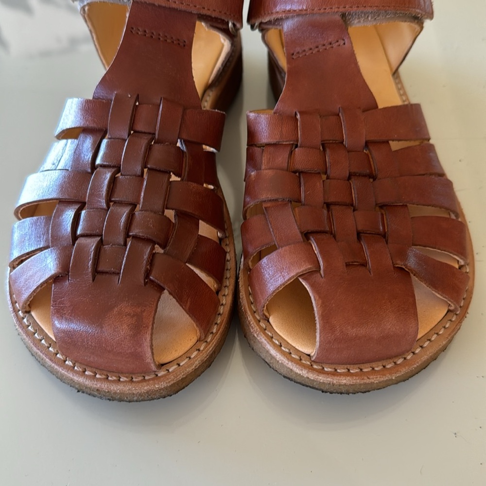 Angulus sandals